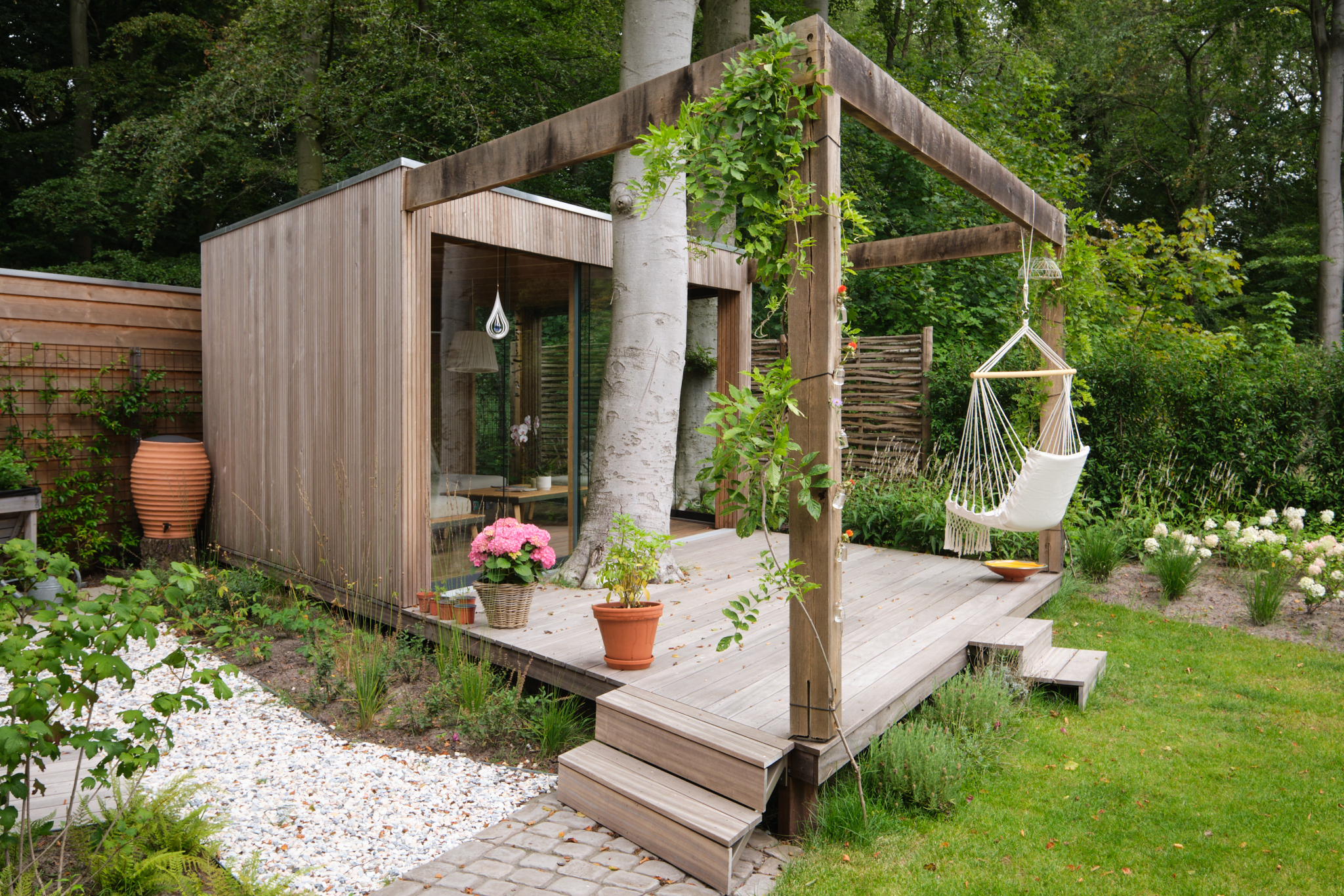 Luxe buitenkamer met glazen schuifwanden