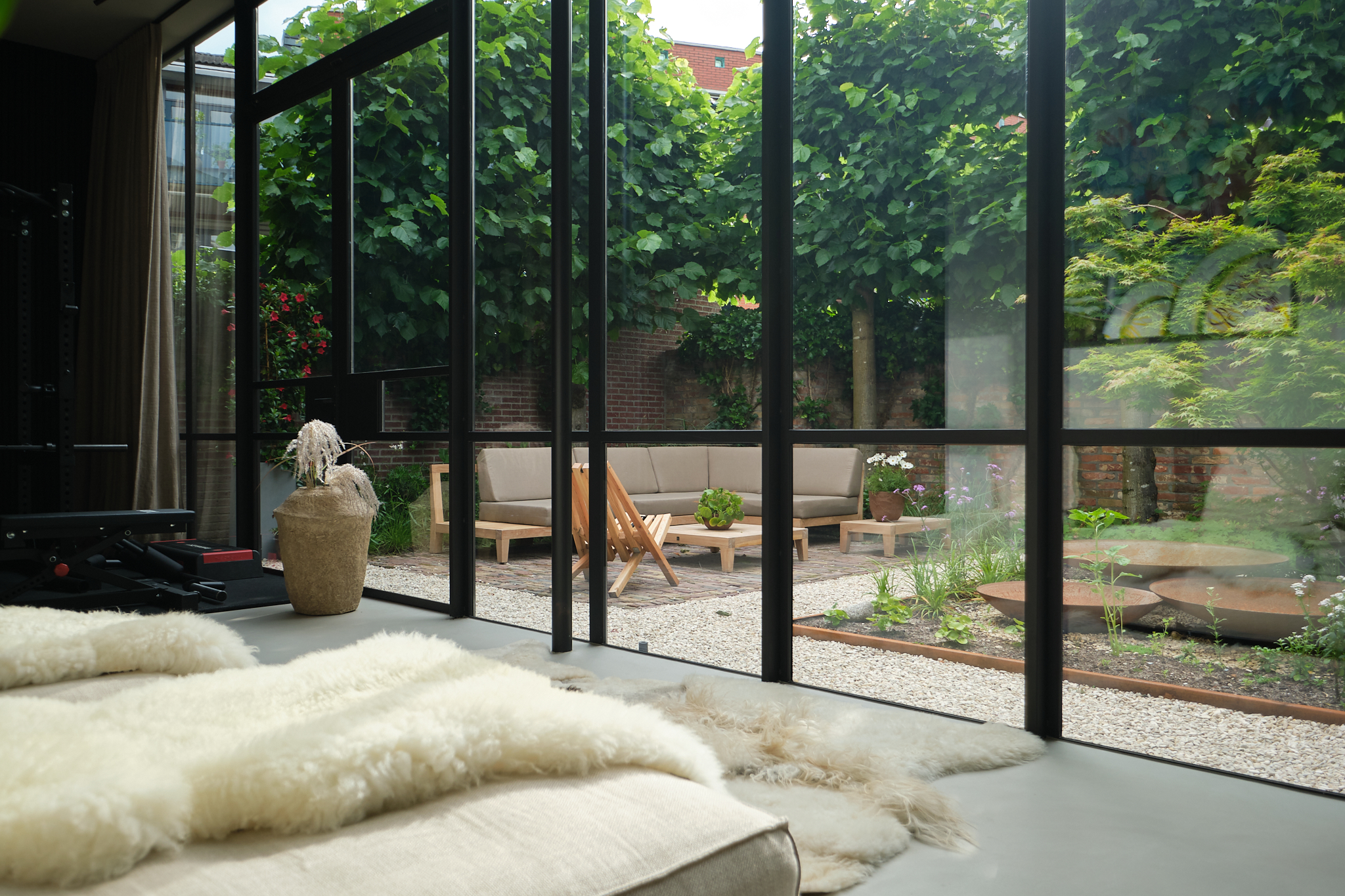 Indoor-outdoor living concept with modern garden design