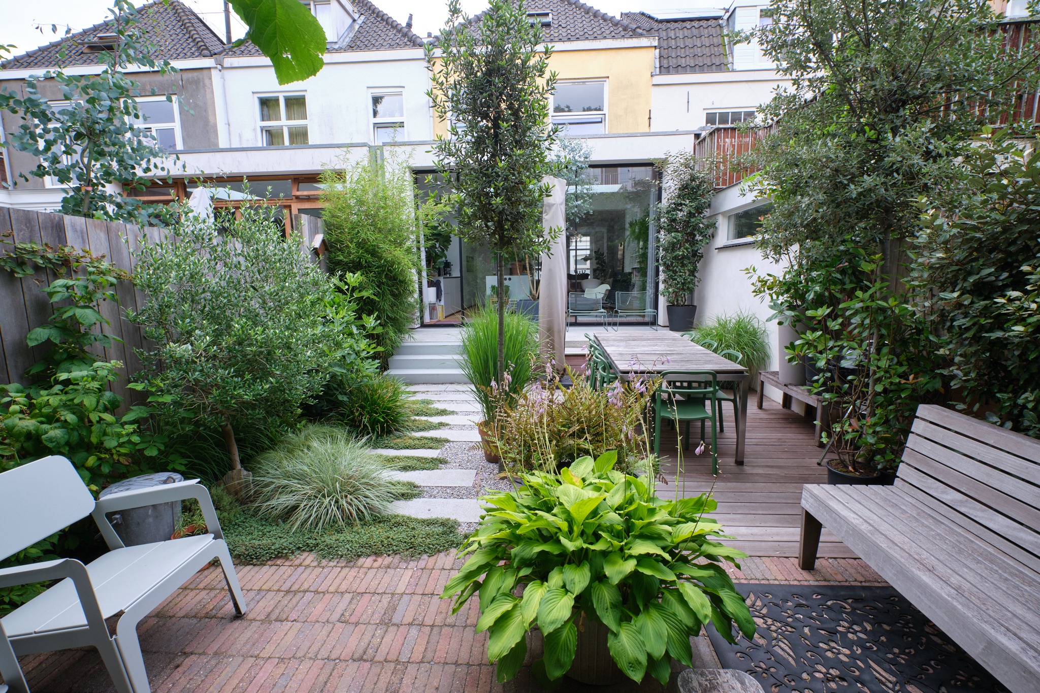 Onderhouds vrije stadstuin met veel privacy